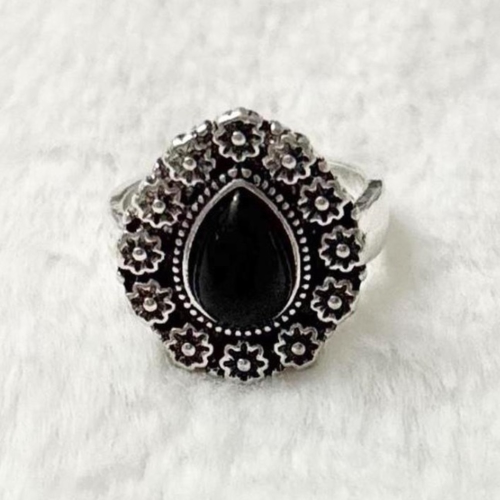 5/$15 🩷 MUST BUNDLE Vintage-Inspired Black Stone Floral Silver Ring